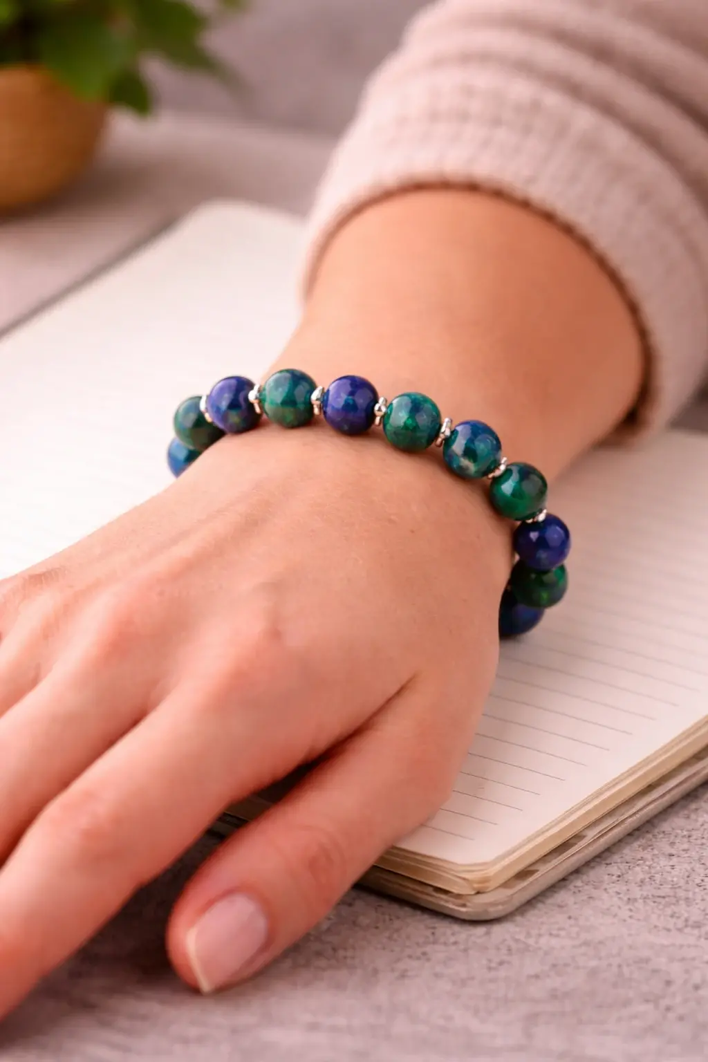 bracelet azurite malachite pierre naturelle porté au poignet