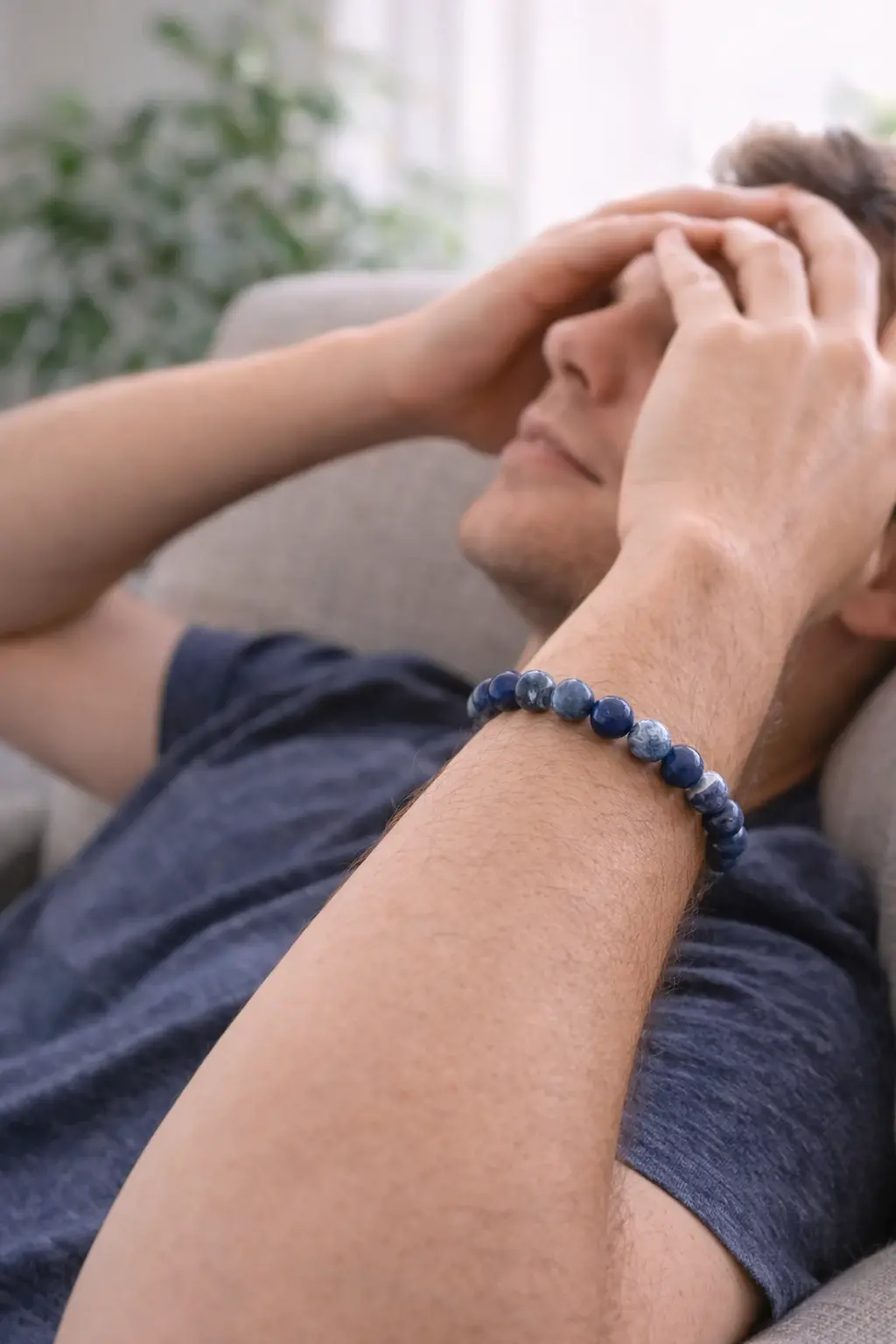 Bracelet de sodalite sur fauteuil gris