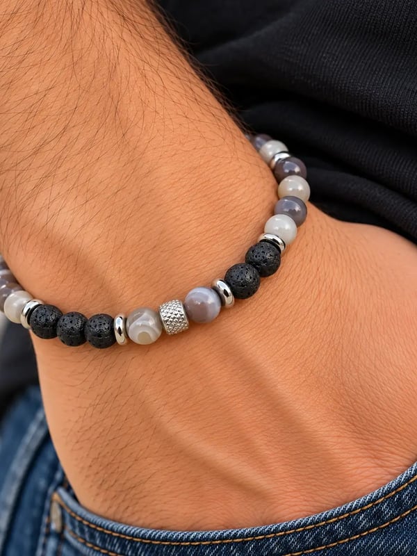 Bracelet en agate grise et blanc et lave noire au poignet