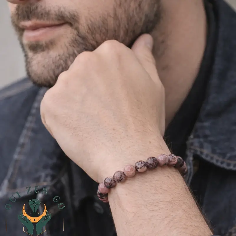 Bracelet en rhodonite et poignet masculin