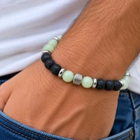 Bracelet jade et lave sur poignet masculin