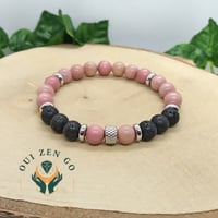 Bracelet rhodocrosite et pierre de lave sur bois zen