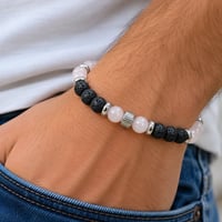 Bracelet rose quartz sur poignet en jean