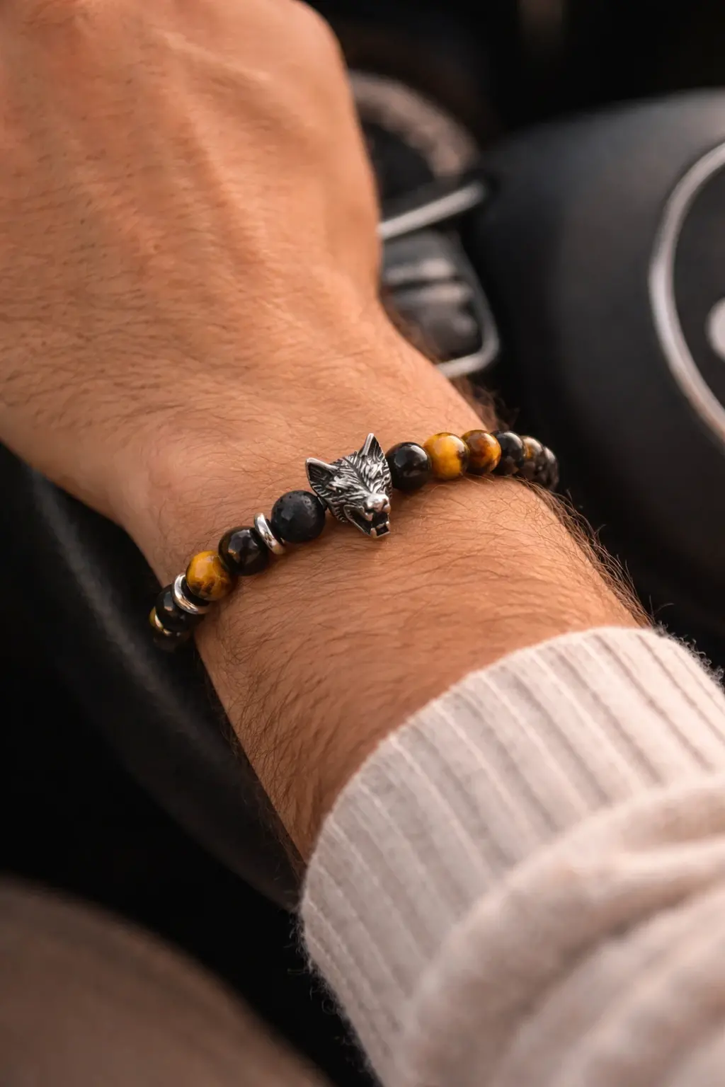 Gros plan sur bracelet en oeil de tigre