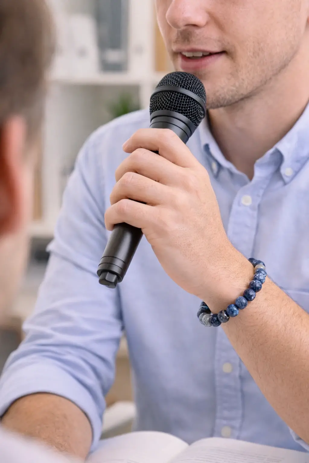 Homme parlant dans un microphone
