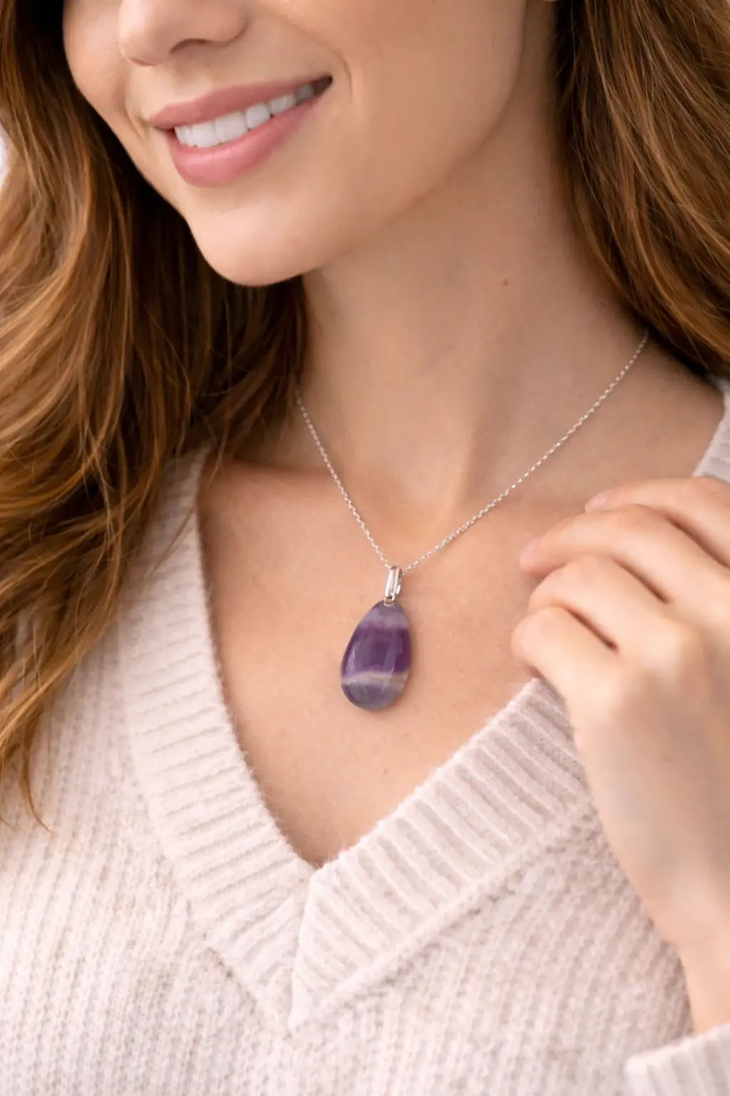pendentif fluorine pierre naturelle porté par une femme