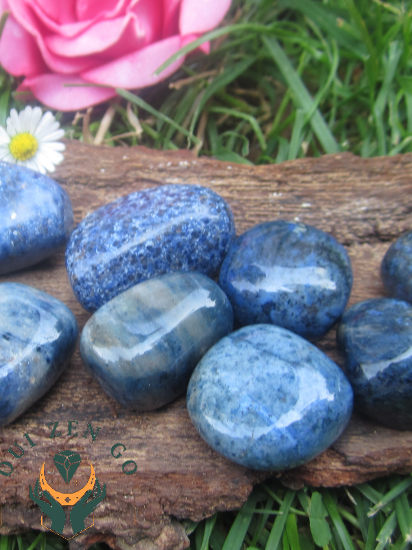 Pierre roulee dumortierite 1